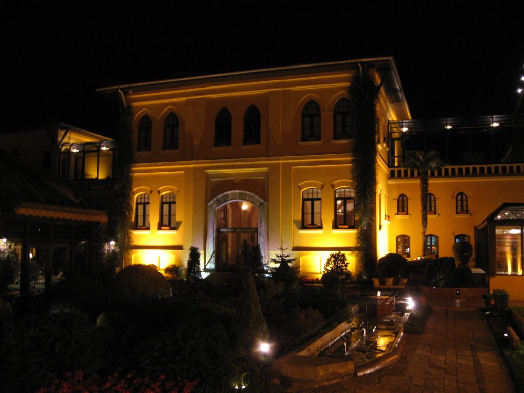 Four Seasons Hotels and Resorts: Choosing a Stay for Your Private Tour 1 Four Seasons Hotel Istanbul at Sultanahmet courtyard illuminated at night